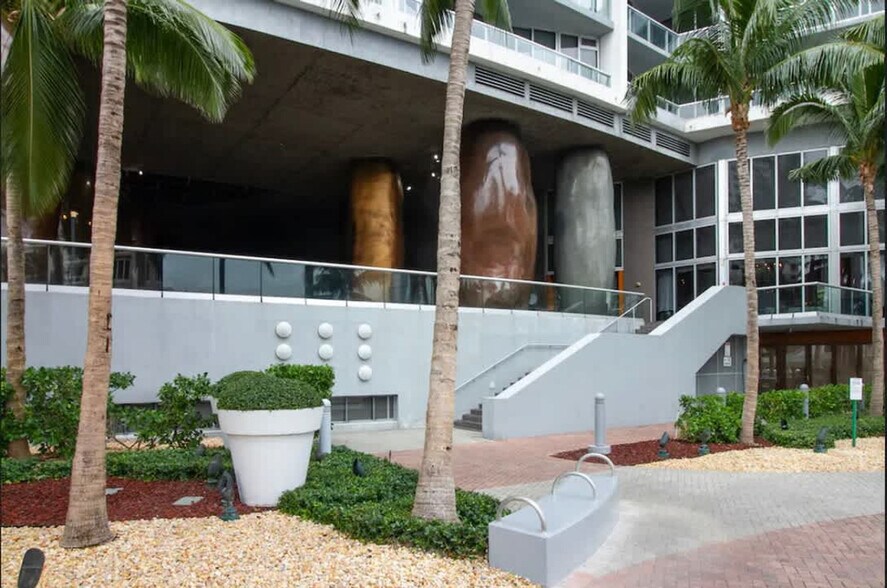 Building Photo - 495 Brickell Ave