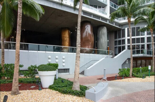 Building Photo - 485 Brickell Ave
