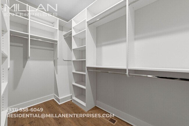 Building Photo - Elegant All-Brick Townhome in a Gated Community in Sango