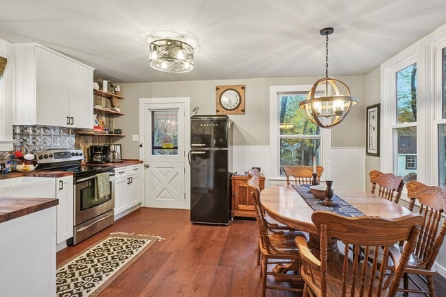 Building Photo - 916 East End Rd