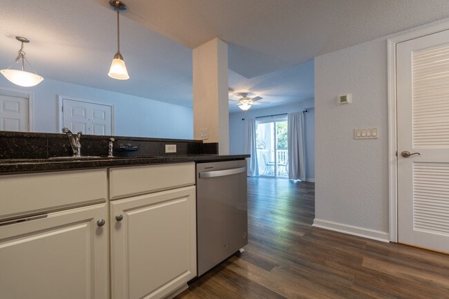 Building Photo - MOVE IN READY 2-bedroom in Virginia Beach!