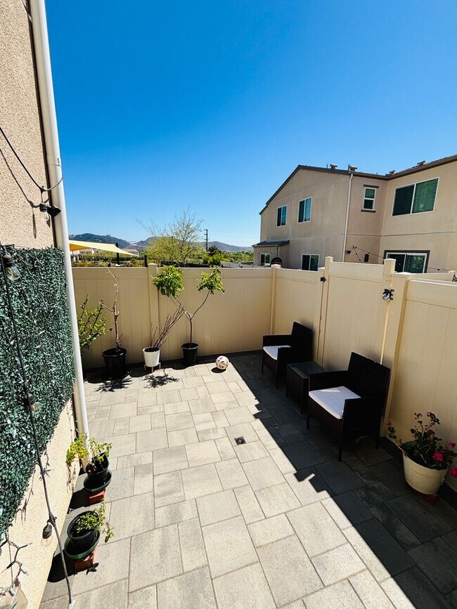 Building Photo - Gorgeous Citro Townhome for Rent