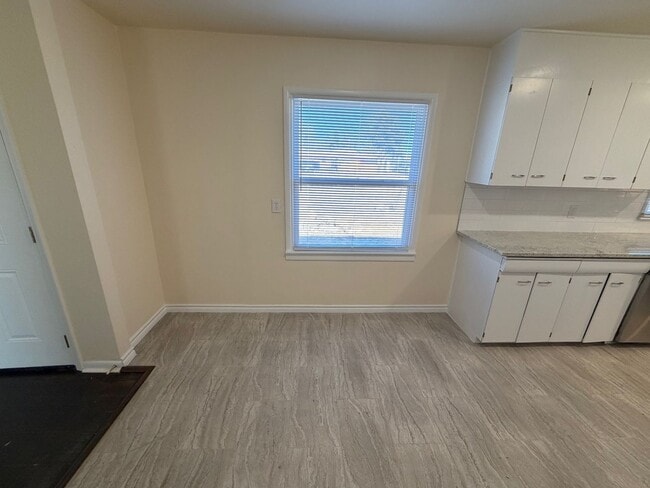 Building Photo - Great older home!