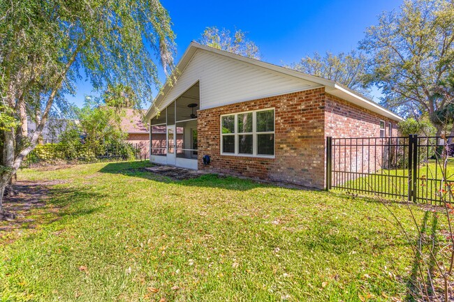 Building Photo - Renovated Brick Home in Gated Community