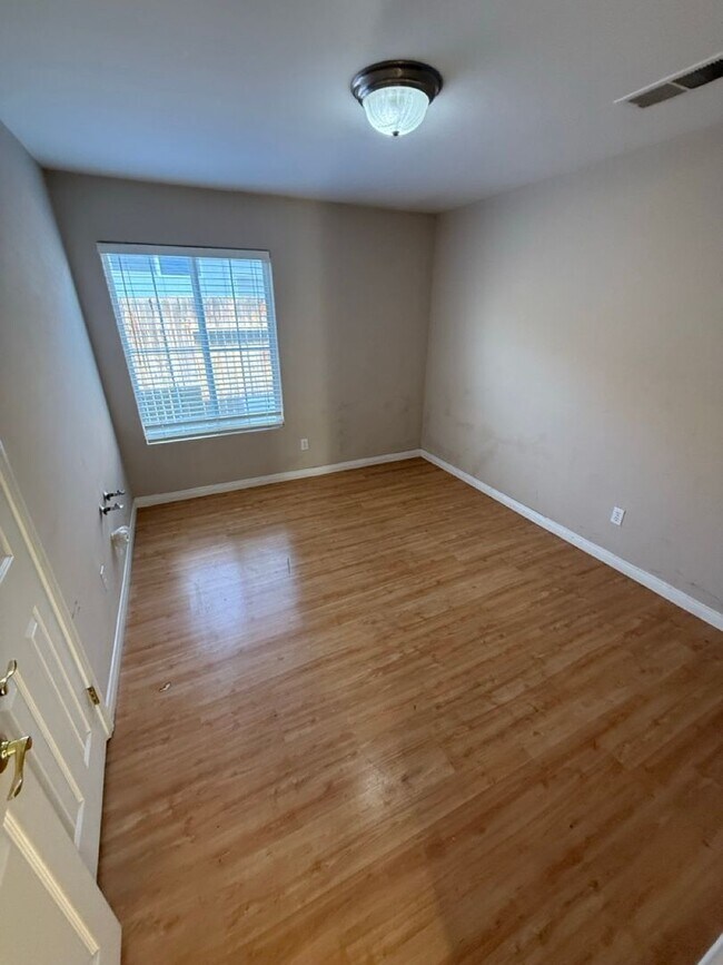 Building Photo - Spacious 4-Bedroom, 2-Bathroom Home in Southwest Bakersfield