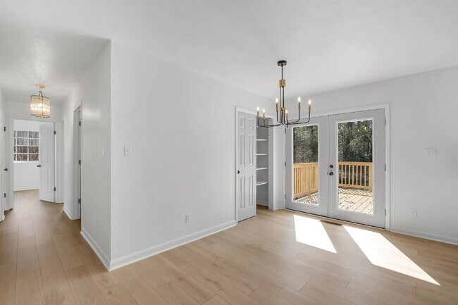 Building Photo - Freshly Remodeled 4 Bedroom 2 Bathroom Single Family Home.