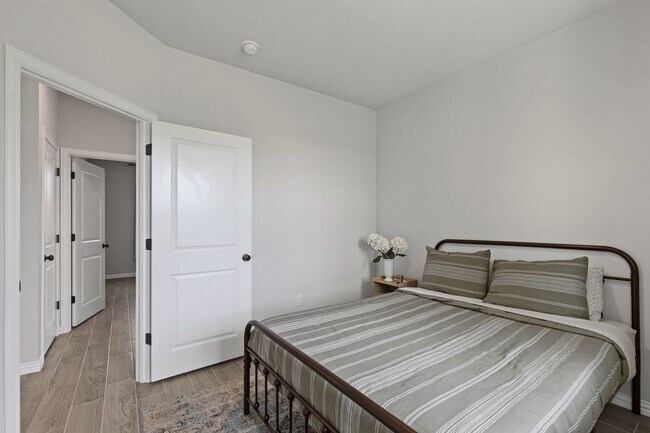 Building Photo - Grand in Granbury!