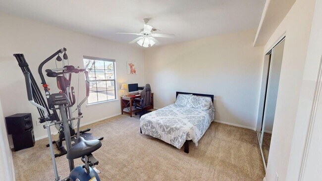 Building Photo - 3-Bedroom/2.5-Bathroom in Alamogordo, NM