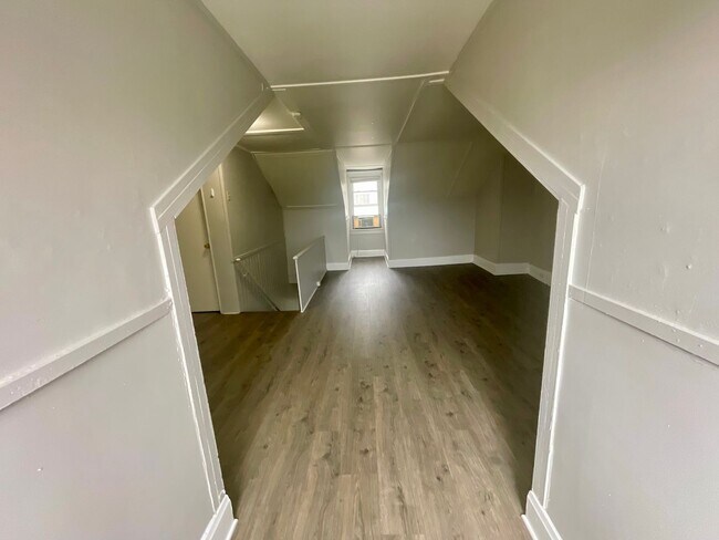 Building Photo - 3 Bed 1.5 Bath- Southside Pittsburgh PA