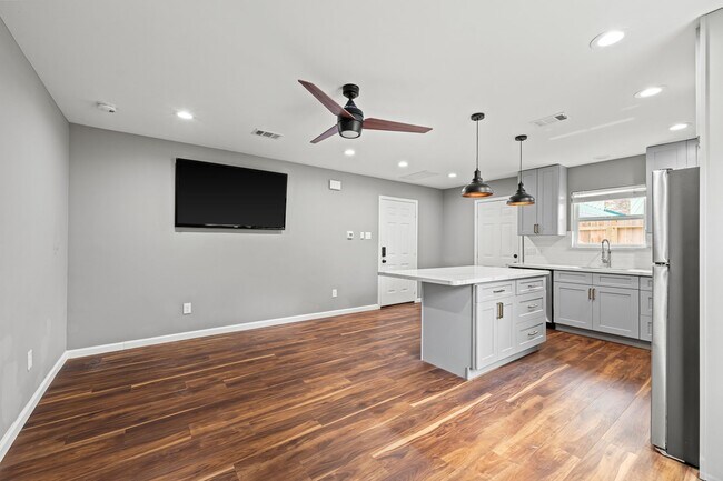 Building Photo - 25804 Maplewood Dr
