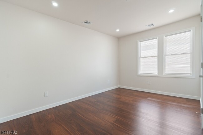 Building Photo - 826 George St