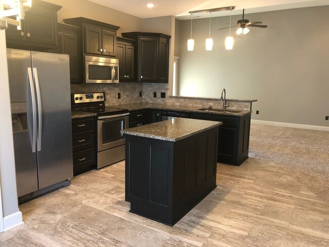 Building Photo - 3 Bedroom 2 Bathroom Townhouse in Savannah School District