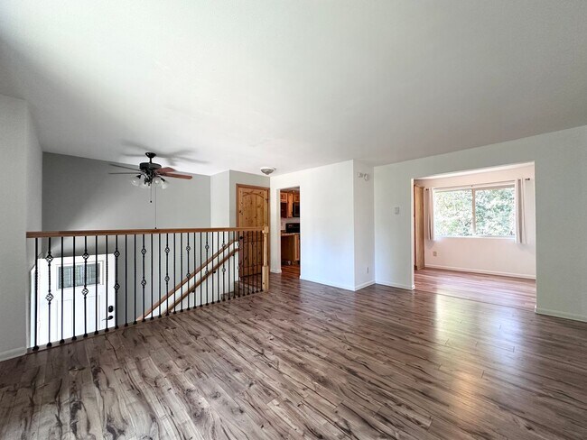 Building Photo - 2 Bed 1 Bath Duplex near Gresham Station!
