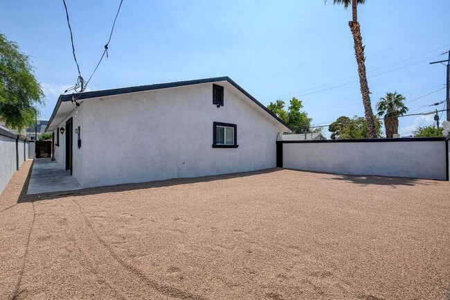 Building Photo - Stunning 4-bedroom, 3-bathroom House