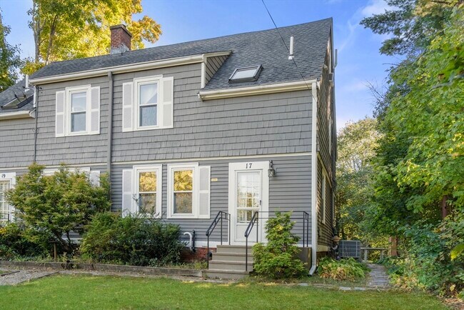 Primary Photo - 17 Lexington St