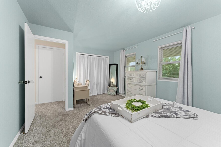 Building Photo - 1304 E Sylvan Cir