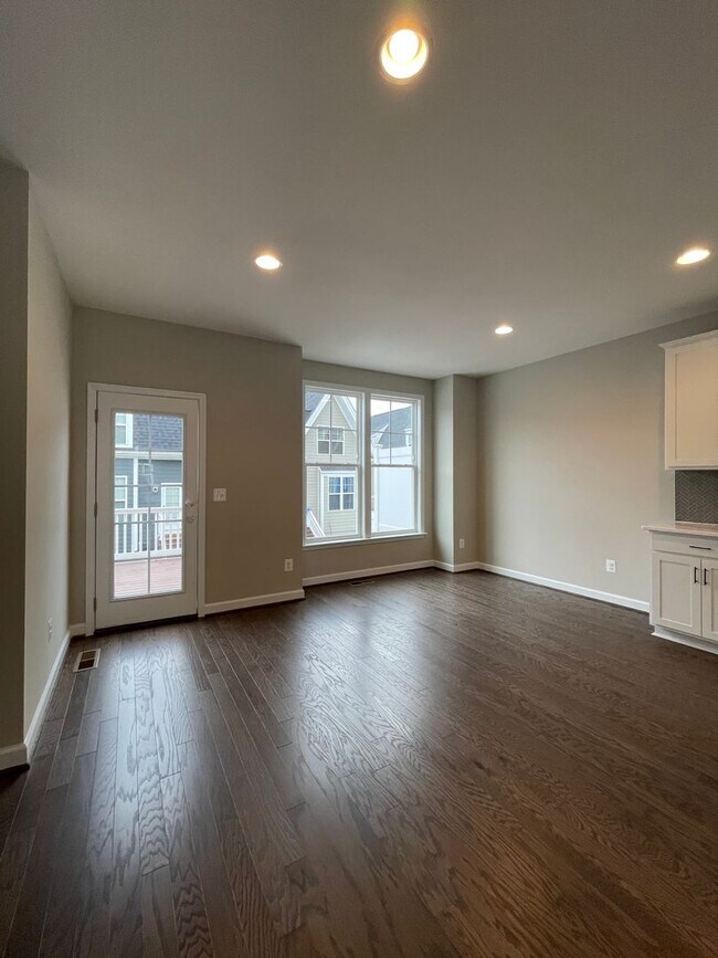 Building Photo - Townhouse for Rent in Preston Lake