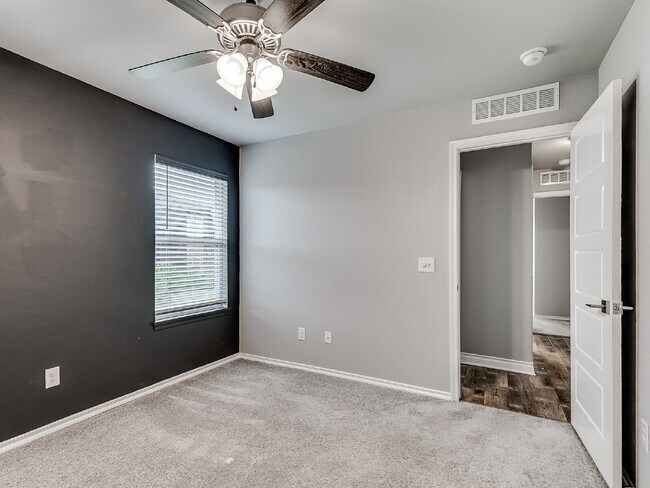 Building Photo - Modern Home on Large Lot!