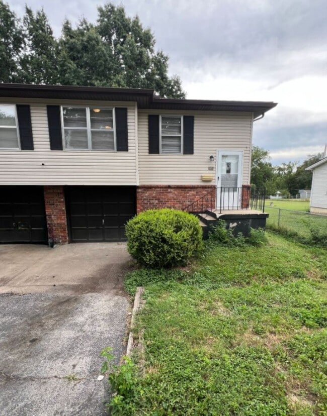 Building Photo - Spacious 2 Bedroom Duplex with Garage and ...