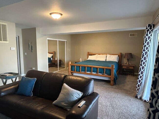 Building Photo - Don't Miss out on a Summer at the Lake.  Beautiful Fully Furnished Waterfront Home available July...