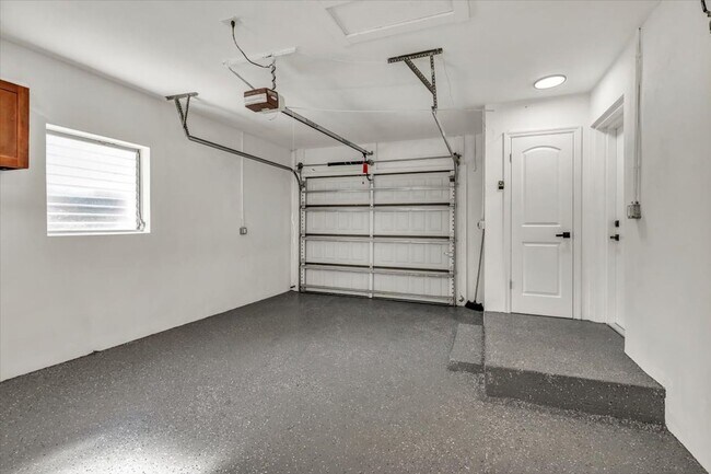 Building Photo - 525 Lamara Way NE