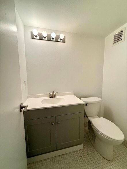 Building Photo - 68 Sussex E