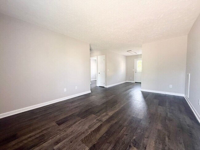 Building Photo - 480 W 4th St