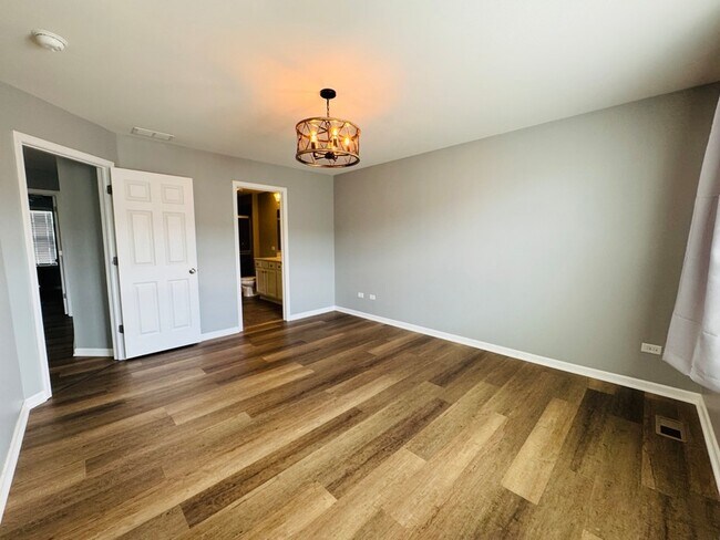 Building Photo - 2933 Madison Dr