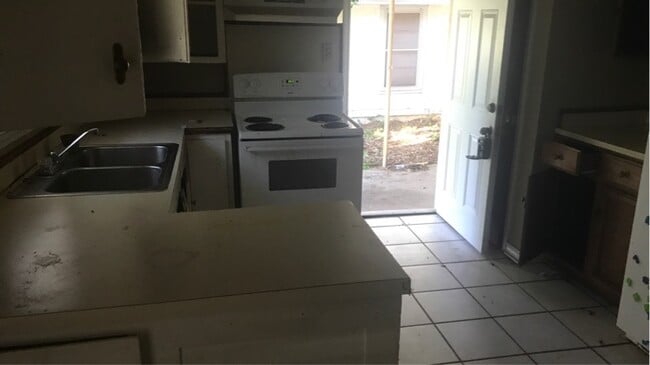 Building Photo - 1408 Filhiol Ave