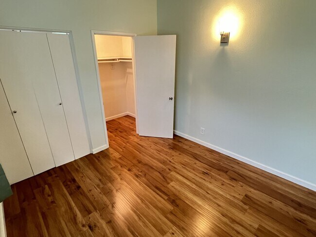 Building Photo - Fantastic 3 Bed 1.5 Bath End Unit Townhome in Orange!