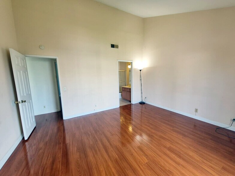 Building Photo - 1836 E Huntington Dr