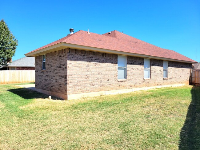 Building Photo - This pristine home in Northern Moore is a ...