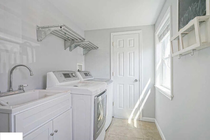 Building Photo - 217 Shurs Ln