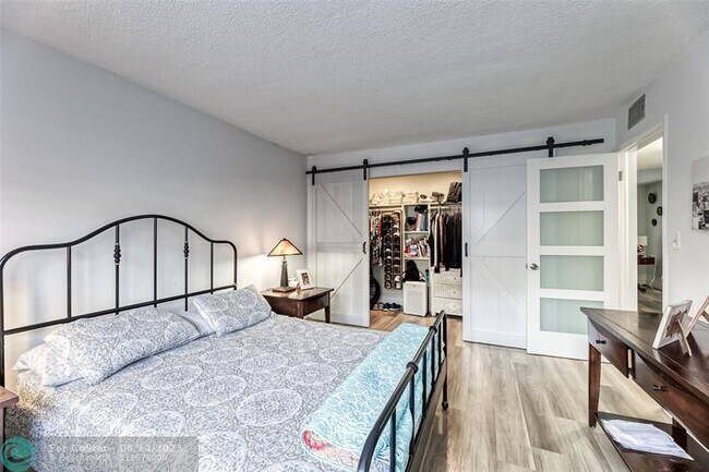 Building Photo - 200 NE 12th Ave