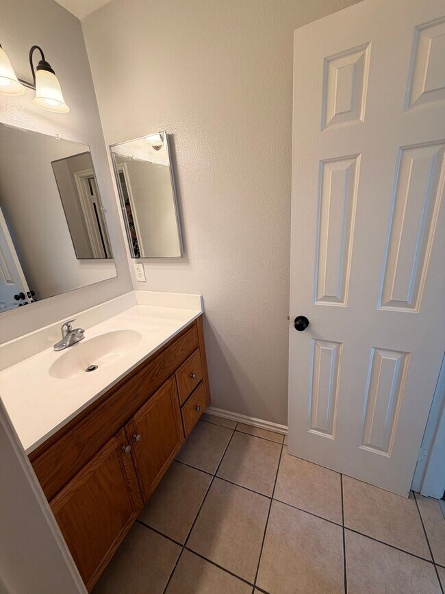 Building Photo - Spacious 3 bedroom w/ attached 2 Car Garage For Rent!