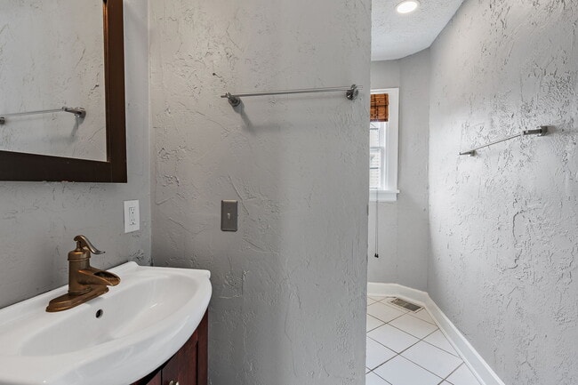 Building Photo - 1012 Cahal Ave