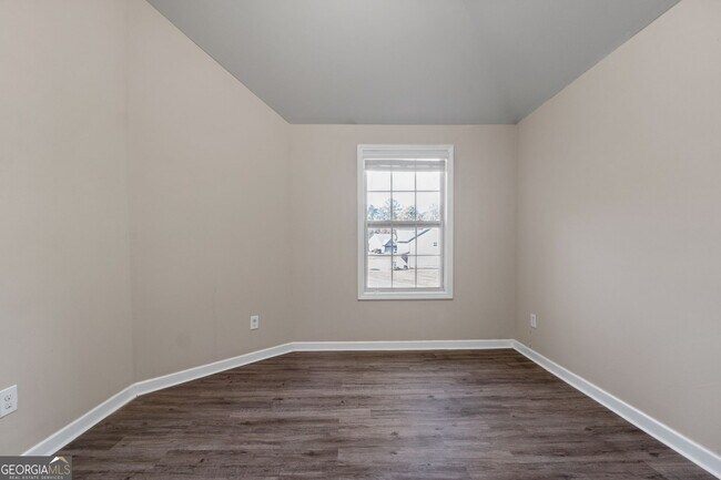 Building Photo - 475 Louise Way