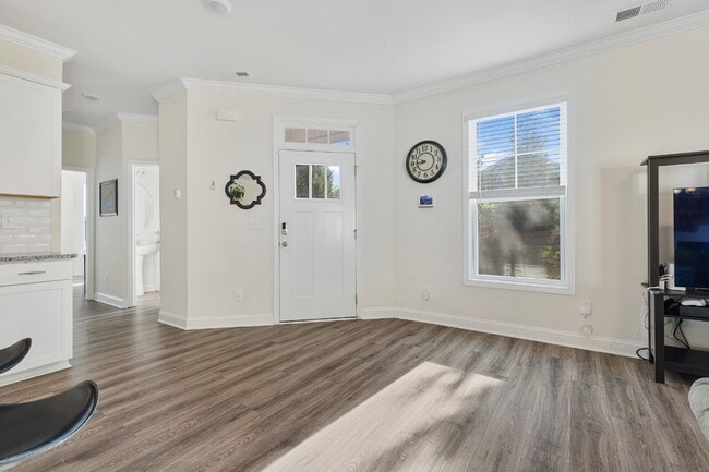 Building Photo - $2,595 - 3 Bedroom 2.5 Bathroom Townhouse ...