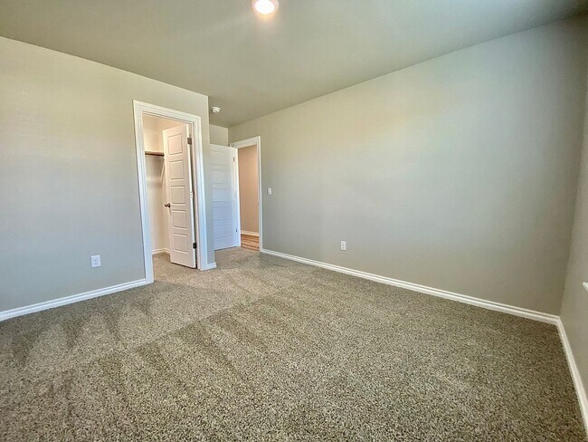 Building Photo - 4 Bed 2 Bath, w/Office in Deer Creek Schools