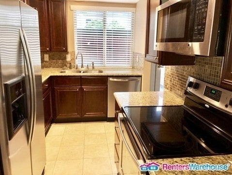 Building Photo - Gorgeous 4/3 London Townhomes community