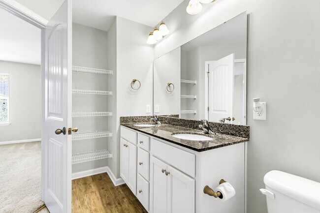 Building Photo - Beautiful Goose Creek Townhome!