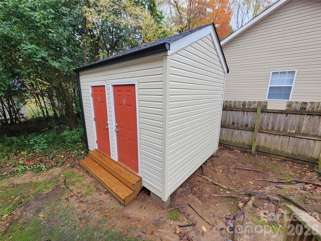 Building Photo - 268 Southcircle Dr NW