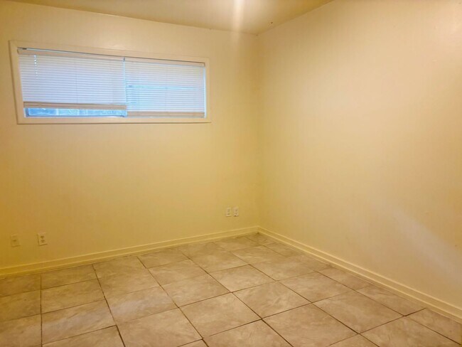 Building Photo - 2710 E Benwood Dr