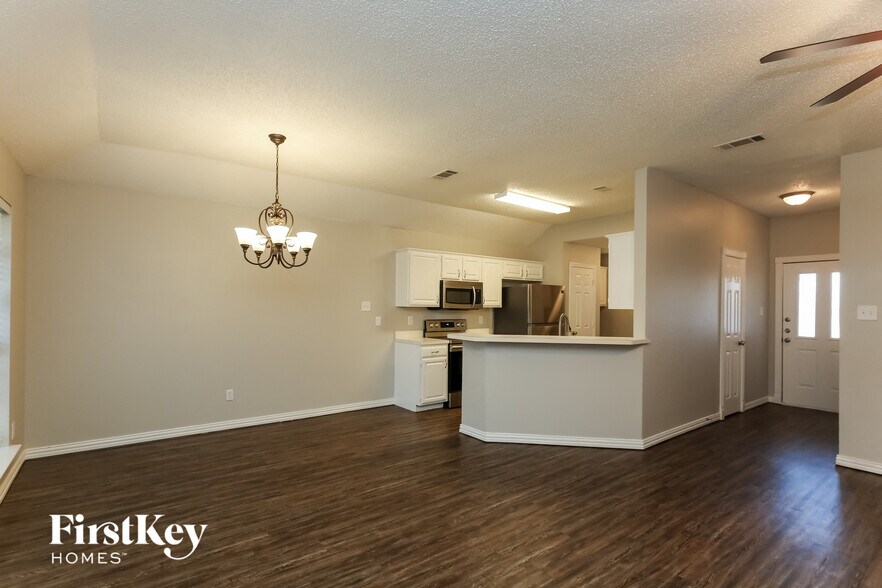 Building Photo - 805 Shadybrook Ln