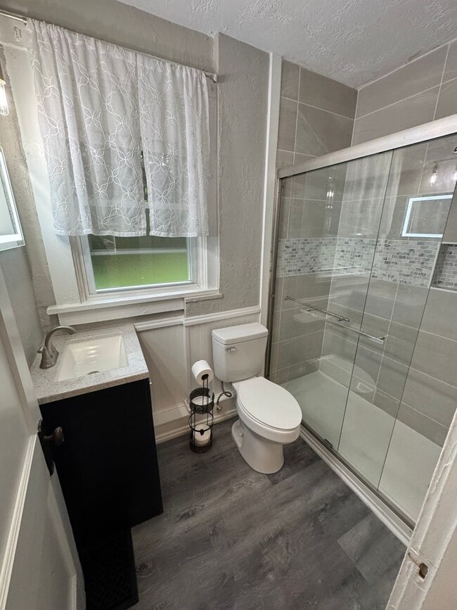 Building Photo - 3 Bedroom 1.5 Bath in Dormont!