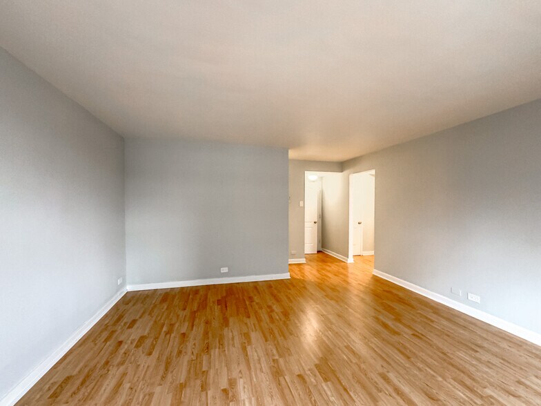 Building Photo - 450 W Wellington Ave