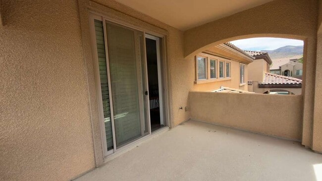 Building Photo - A Perfect Blend of Luxury, Comfort & Style