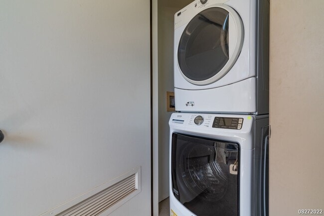 Building Photo - 1BR 1 BA with 2 ASSIGNED PARKING STALLS & ...