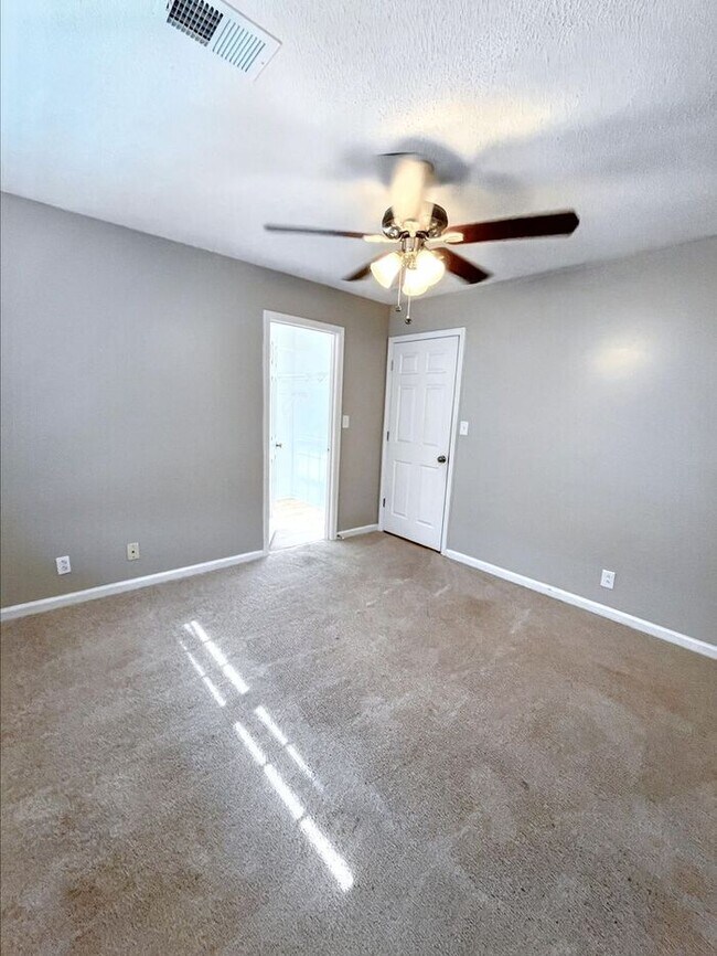 Building Photo - Spacious 3-Bedroom Home with Deck, Firepla...