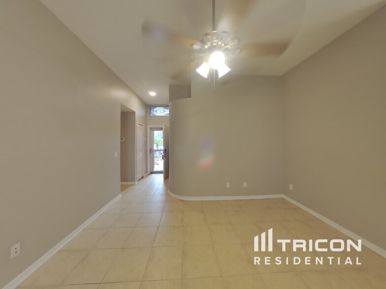 Building Photo - 707 Sand Ridge Dr